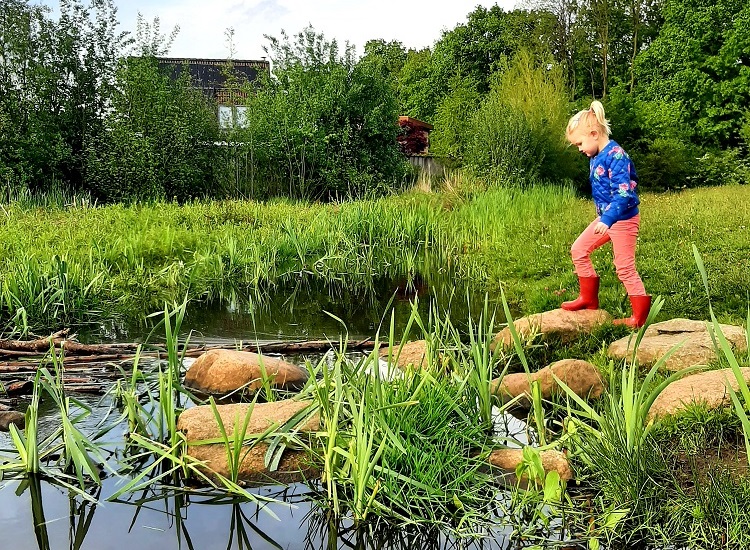 foto meisje op stapstenen in water